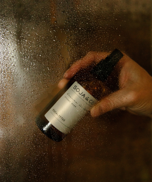 Bruine de douche SOJA&CO. au parfum eucalyptus, pot ambré réutilisable