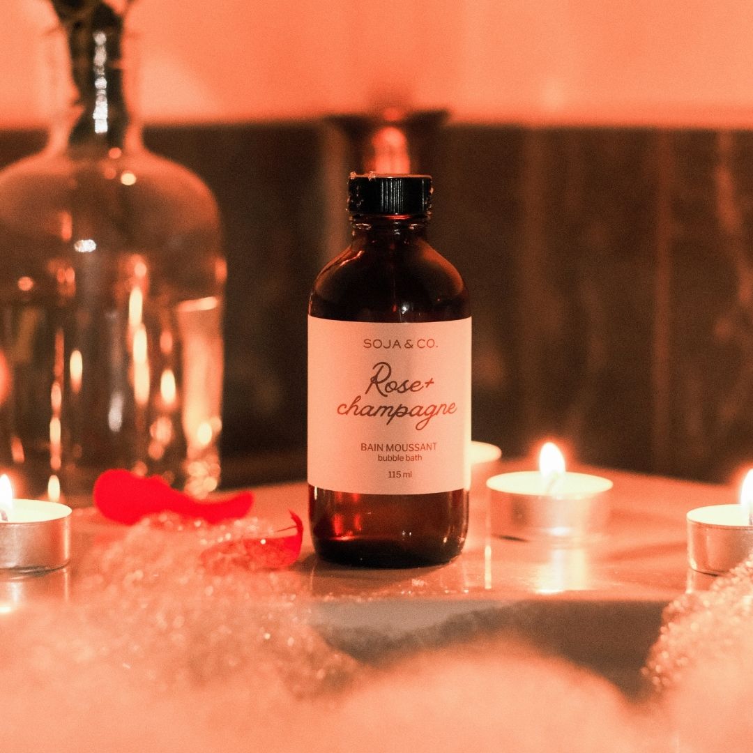 Bain moussant Rose et Champagne 115 ml dans un flacon.