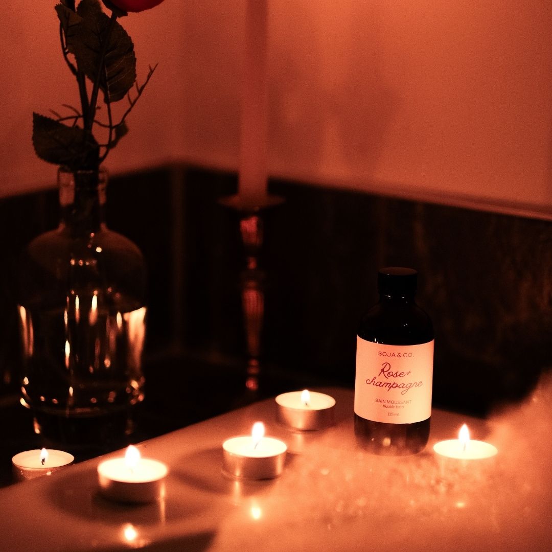 Bain moussant Rose et Champagne 115 ml dans un flacon.