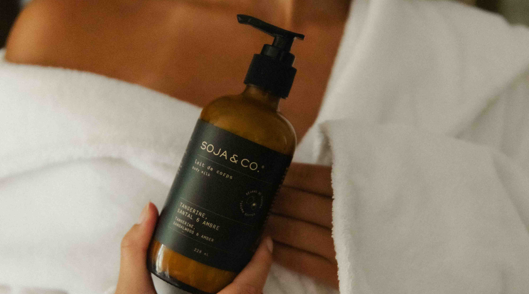 Lait de corps SOJA&CO., au parfum tangerine, santal et ambre, pot ambré réutilisable