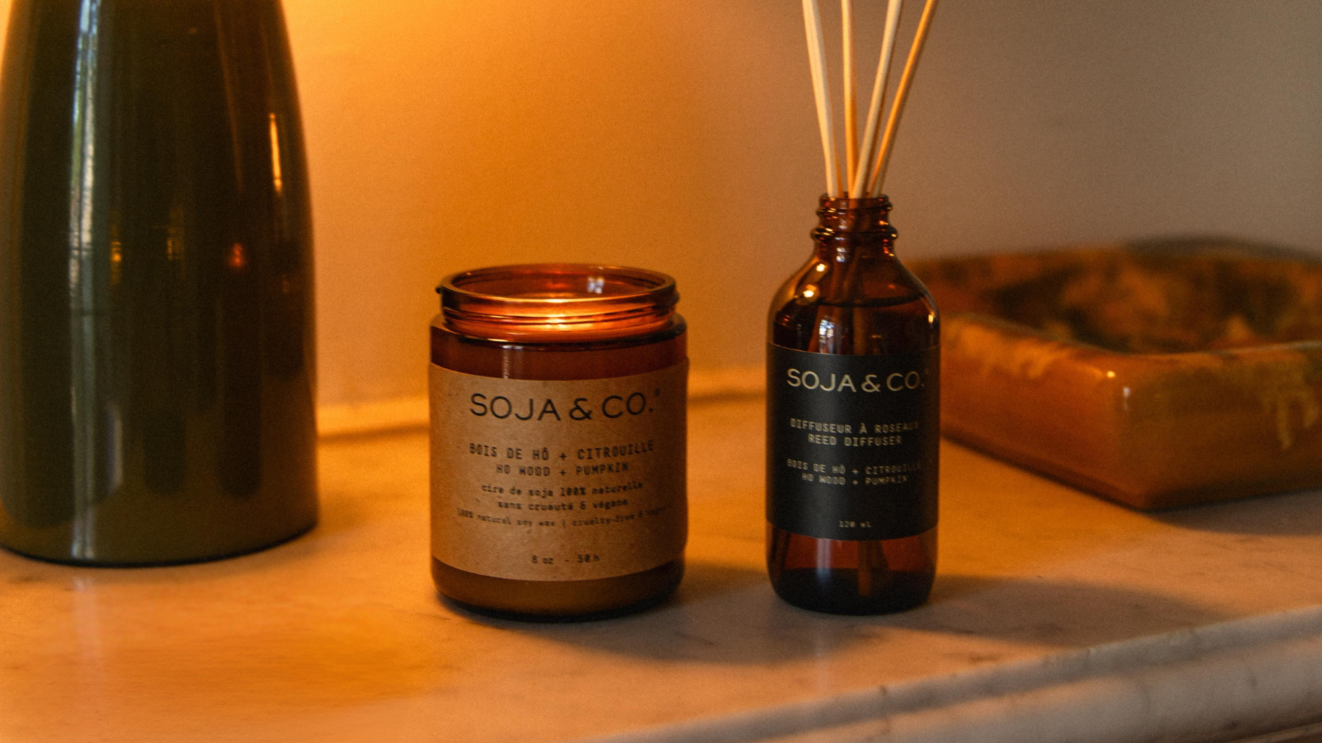 Diffuseur à roseaux SOJA&CO., au parfum bois de ho et citrouille, pot ambré réutilisable