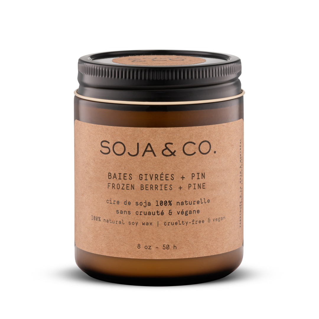 Chandelle de cire de soja naturelle SOJA&CO., au parfum baies givrées et pin, pot ambré réutilisable