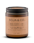 Chandelle de cire de soja naturelle SOJA&CO., au parfum baies givrées et pin, pot ambré réutilisable