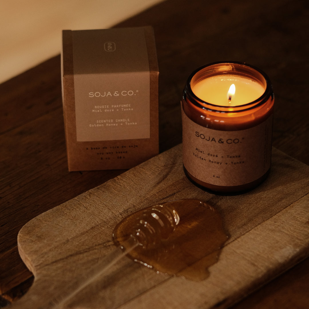 Bougie 8 oz - Miel doré + Tonka - SOJA&amp;CO. Lifestyle 1