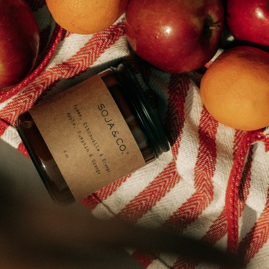 Bougie 8 oz - Pomme, Citrouille &amp; Orange - SOJA&amp;CO. Lifestyle 1