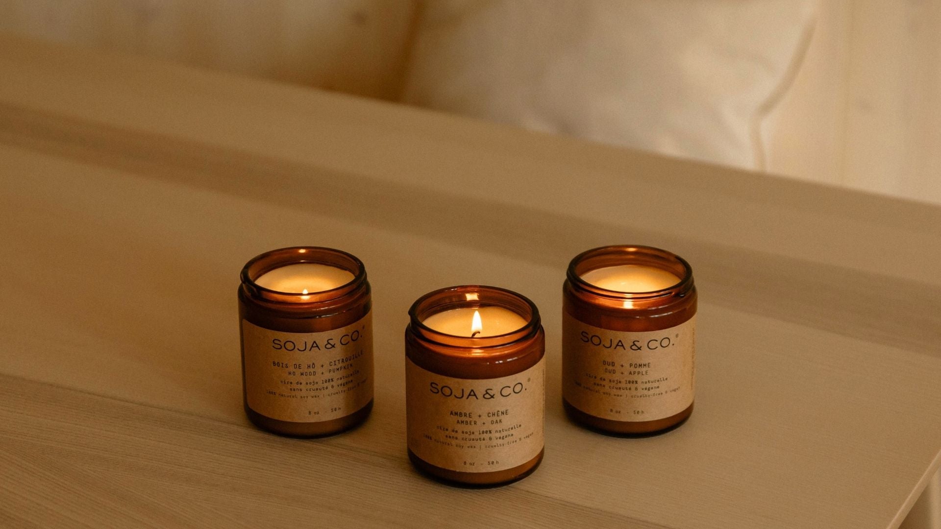 bougies collection automne dans des pots en verre ambrés avec étiquette kraft, fragrances exclusives 