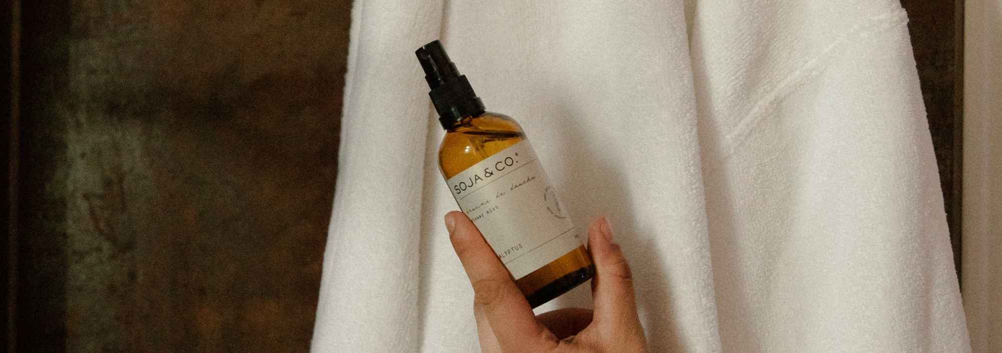 Bruine de douche SOJA&CO. au parfum d'eucalyptus, pot ambré réutilisable