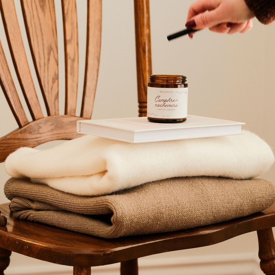 Bougie parfumée Camphre et Cachemire 4 oz dans un contenant en verre ambré