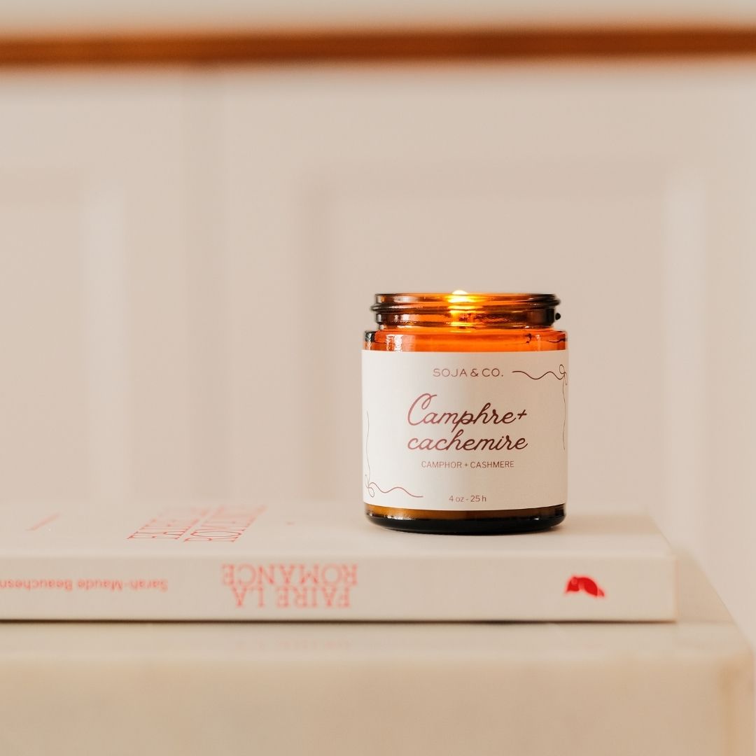 Bougie parfumée Camphre et Cachemire 4 oz dans un contenant en verre ambré