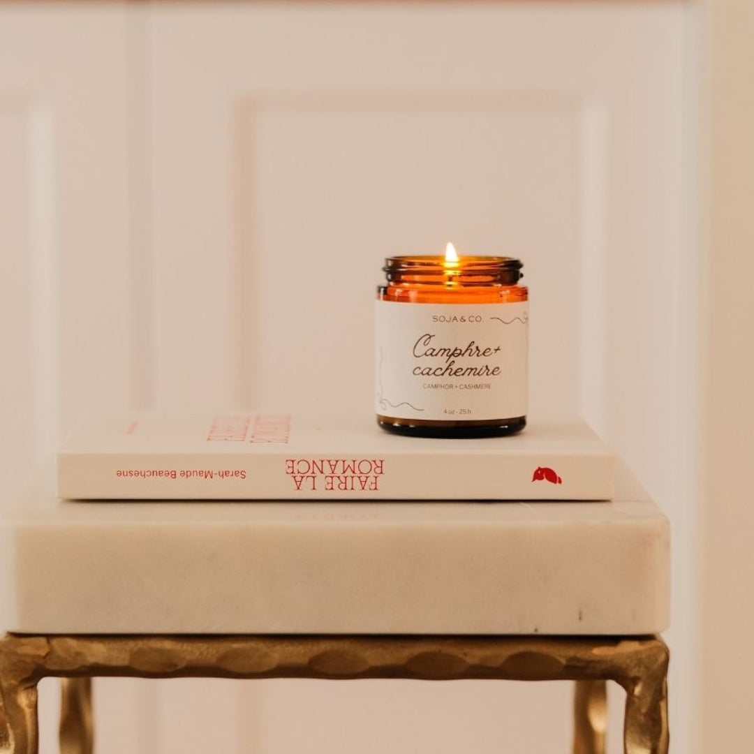 Bougie parfumée Camphre et Cachemire 4 oz dans un contenant en verre ambré