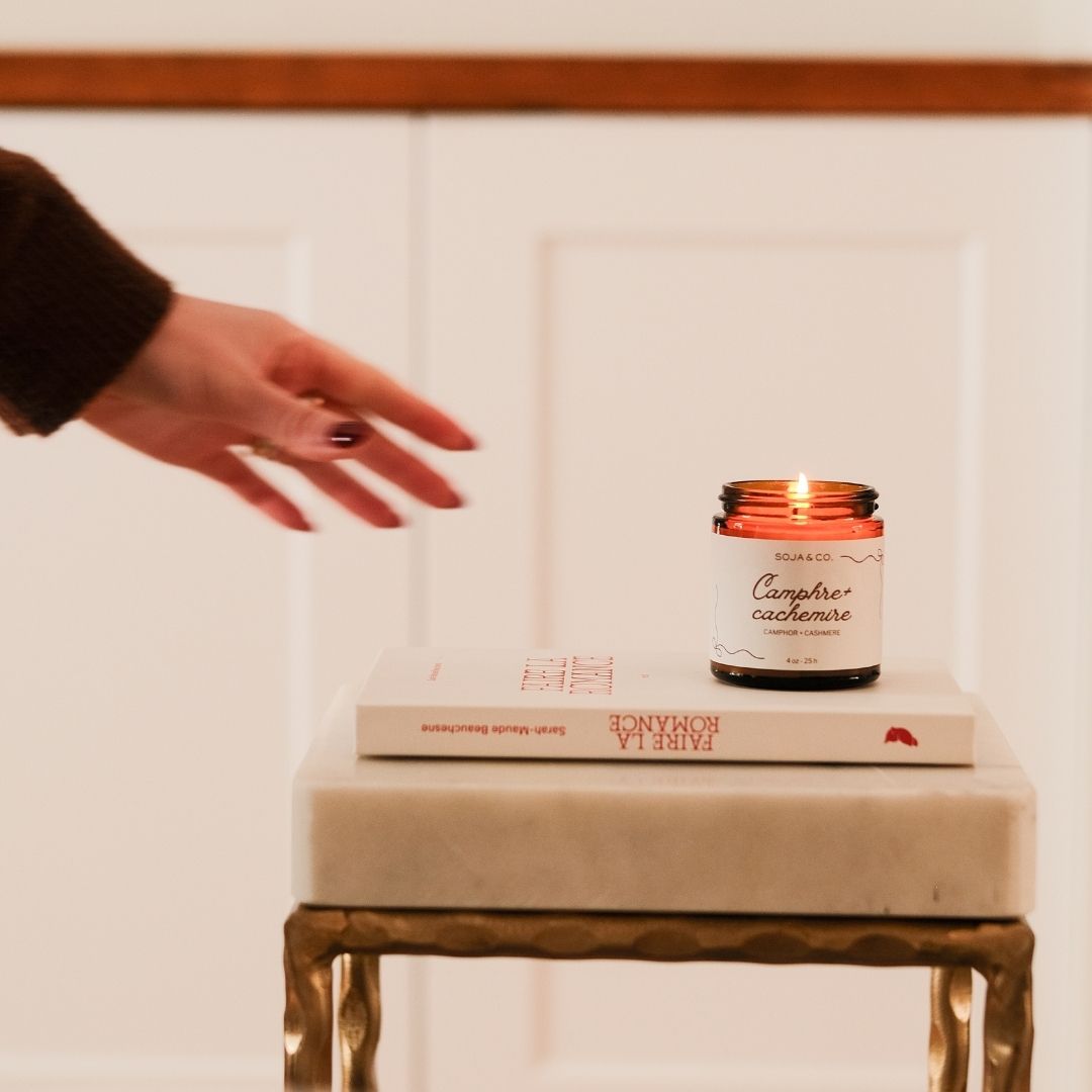 Bougie parfumée Camphre et Cachemire 4 oz dans un contenant en verre ambré