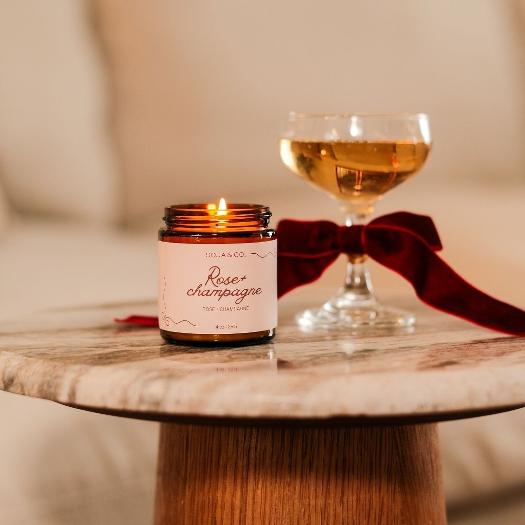 Chandelle parfumée Rose et Champagne dans un contenant en verre.