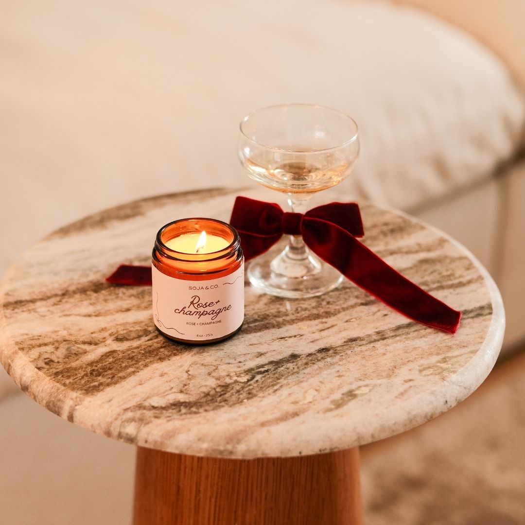 Chandelle parfumée Rose et Champagne dans un contenant en verre ambré.