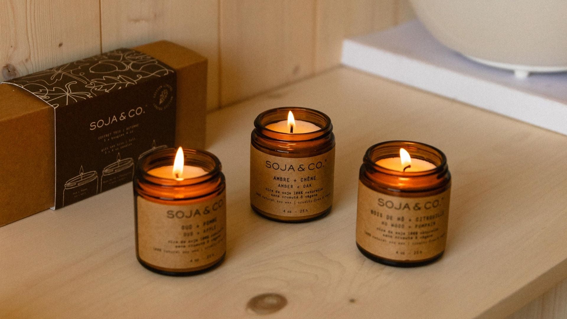 coffret trio collection automne incluant 3 bougies en format 4oz brûlant 25h chacune, dans des pots en verre ambrés avec étiquette kraft