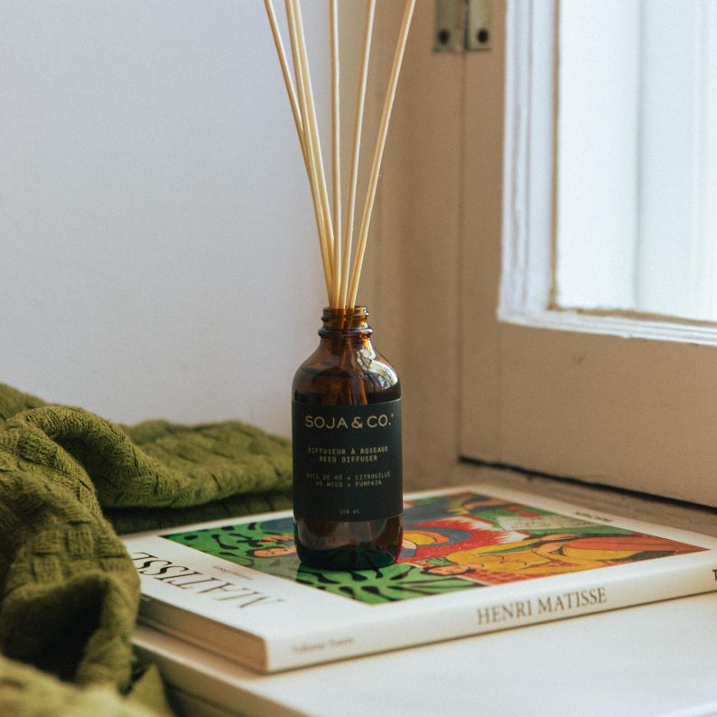 Diffuseur à roseaux SOJA&CO., au parfum bois de hô et citrouille, pot ambré réutilisable