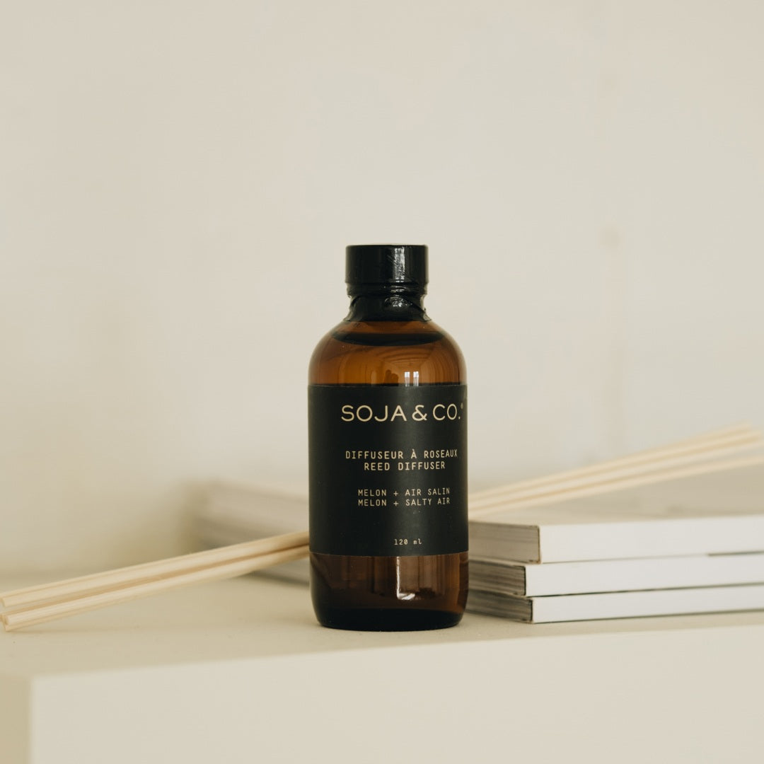 Diffuseur à roseaux SOJA&CO. melon et air salin, contenant ambré réutilisable