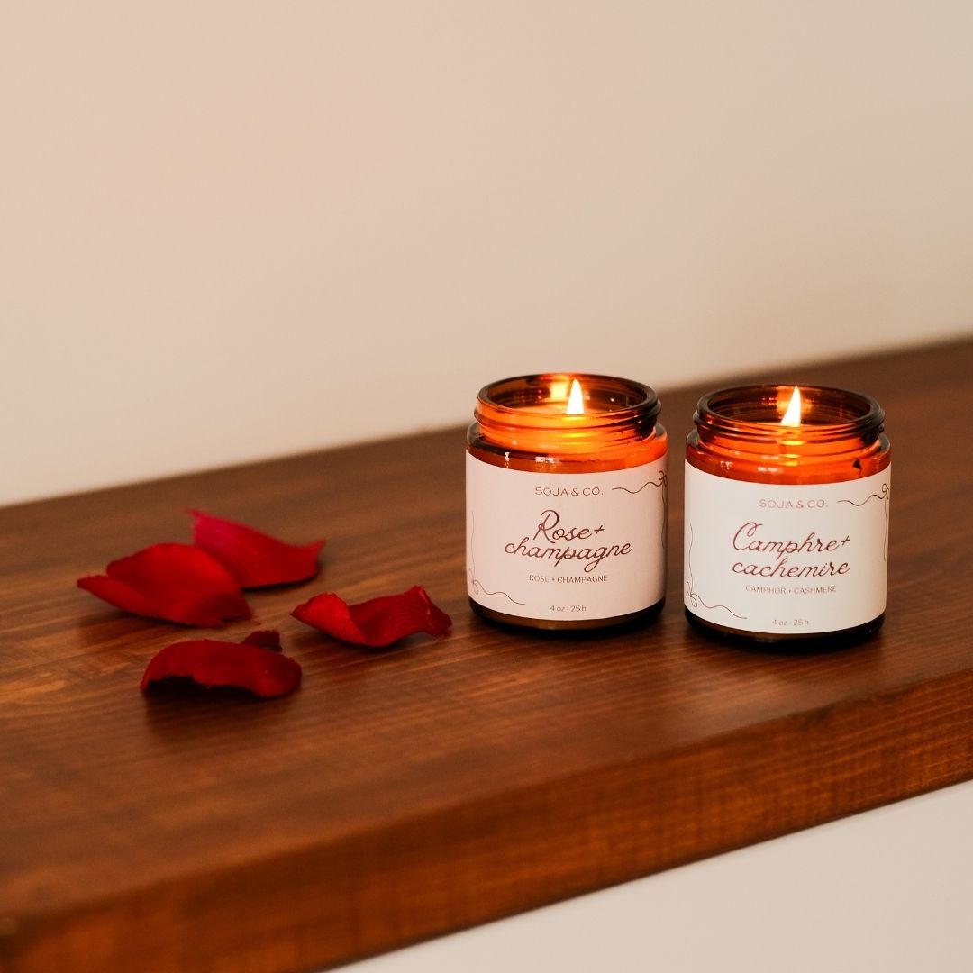 Ensemble de deux bougies parfumées : Rose et Champagne et Camphre et Cachemire, dans des contenants en verre.