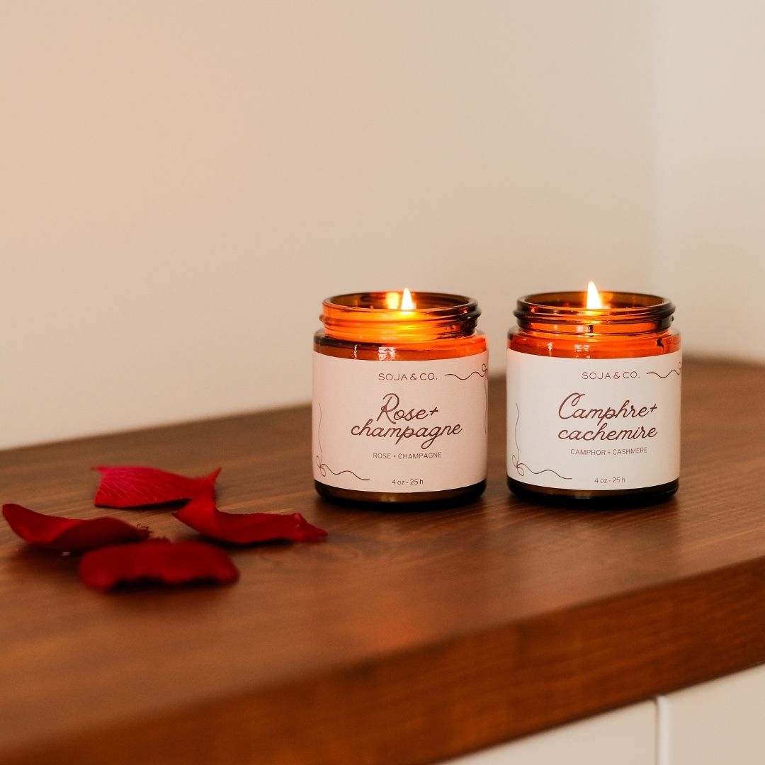 Ensemble de deux bougies parfumées : Rose et Champagne et Camphre et Cachemire, dans des contenants en verre.