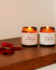Ensemble de deux bougies parfumées : Rose et Champagne et Camphre et Cachemire, dans des contenants en verre.