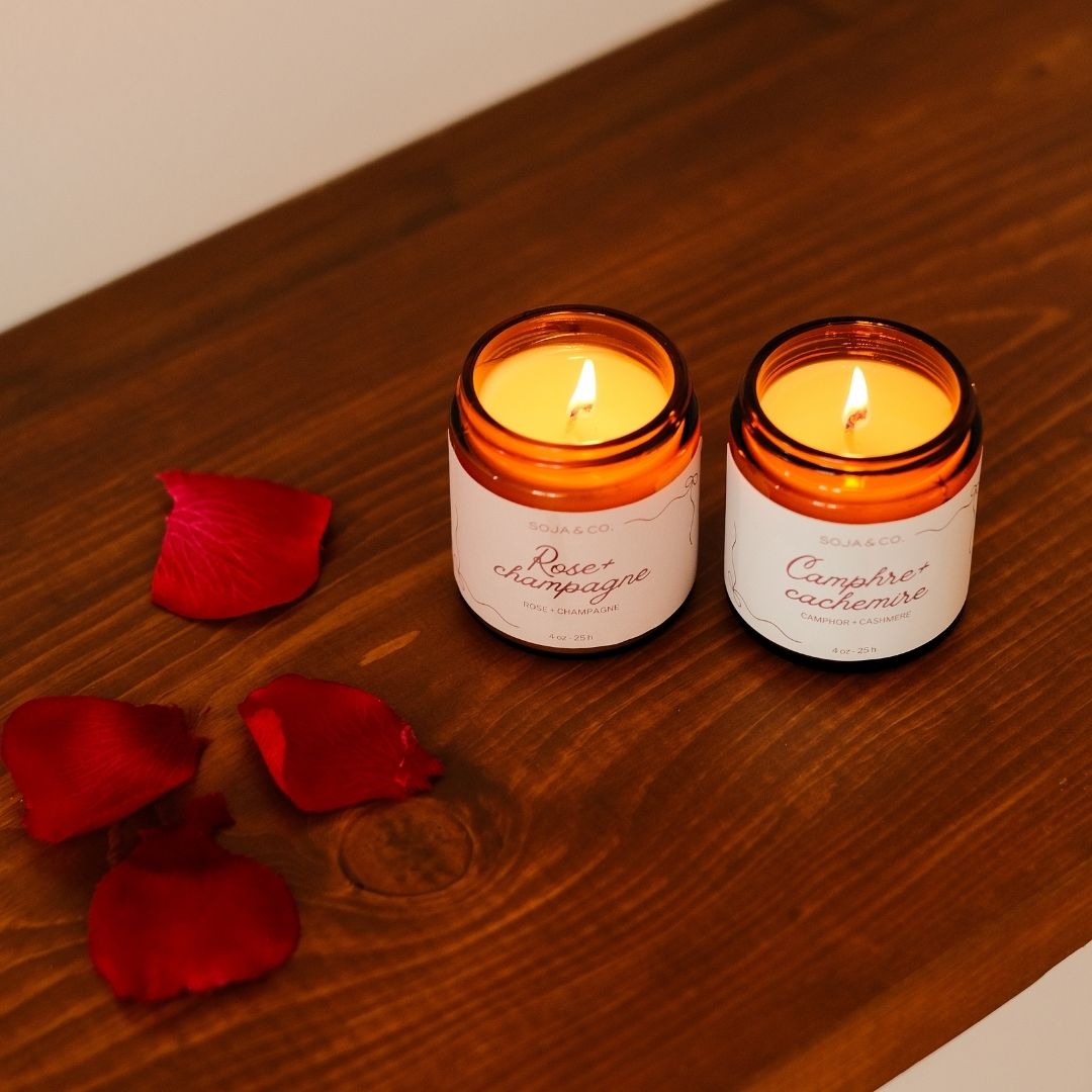 Ensemble de deux bougies parfumées : Rose et Champagne et Camphre et Cachemire, dans des contenants en verre.