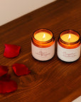 Ensemble de deux bougies parfumées : Rose et Champagne et Camphre et Cachemire, dans des contenants en verre.