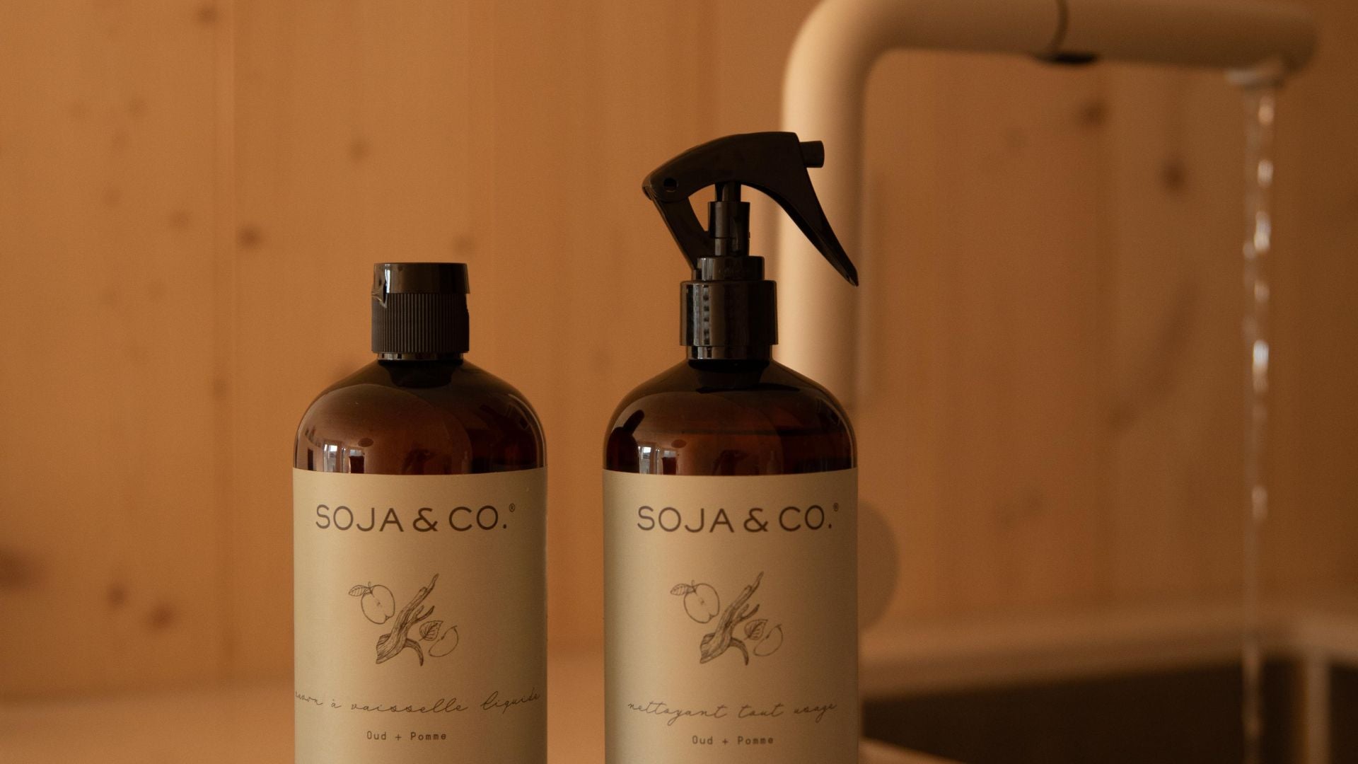 duo ménage Oud + Pomme incluant un savon à vaisselle et un nettoyant tout usage aux formules sans toxines et biodégradables, dans des bouteilles ambrées 