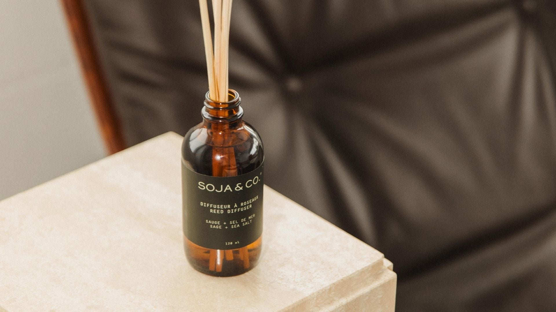 Diffuseur à roseaux SOJA&CO., fragrance Sauge + Sel de mer, dans un flacon en verre ambré bâtons à roseaux