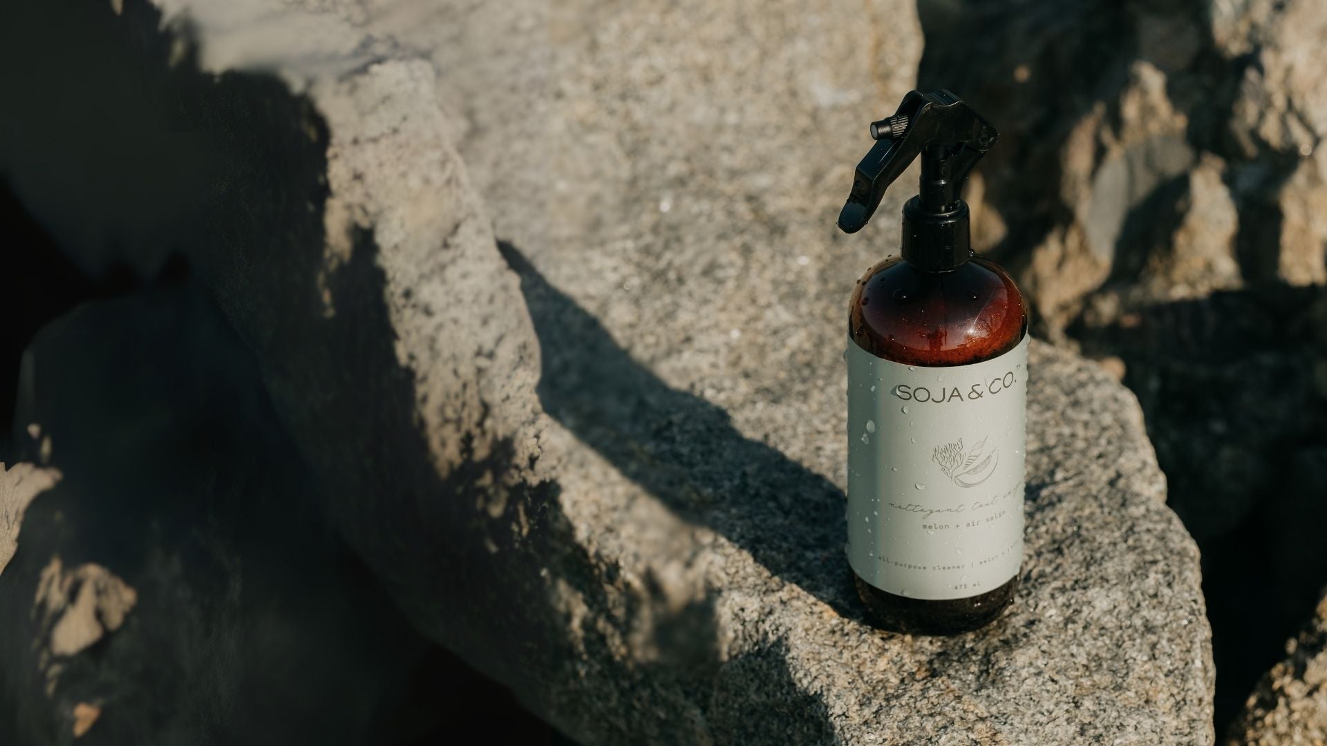 Nettoyant tout usage non toxique et biodégradable SOJA&CO., fragrance Melon + Air salin, dans une bouteille ambrée avec étiquette minimaliste