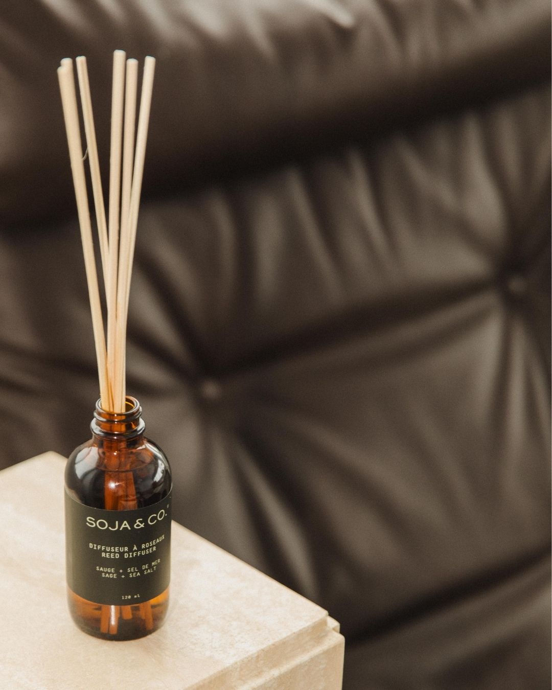 Diffuseur à roseaux SOJA&CO., fragrance Sauge + Sel de mer, dans un flacon en verre ambré bâtons à roseaux