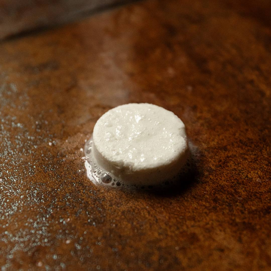 Pastilles pour la douche SOJA&CO. au parfum d’eucalyptus, pot ambré de 8 pastilles