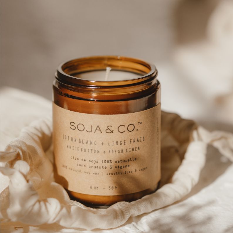 Chandelle de cire de soja naturelle SOJA&CO., au parfum coton blanc et linge frais, pot ambré réutilisable