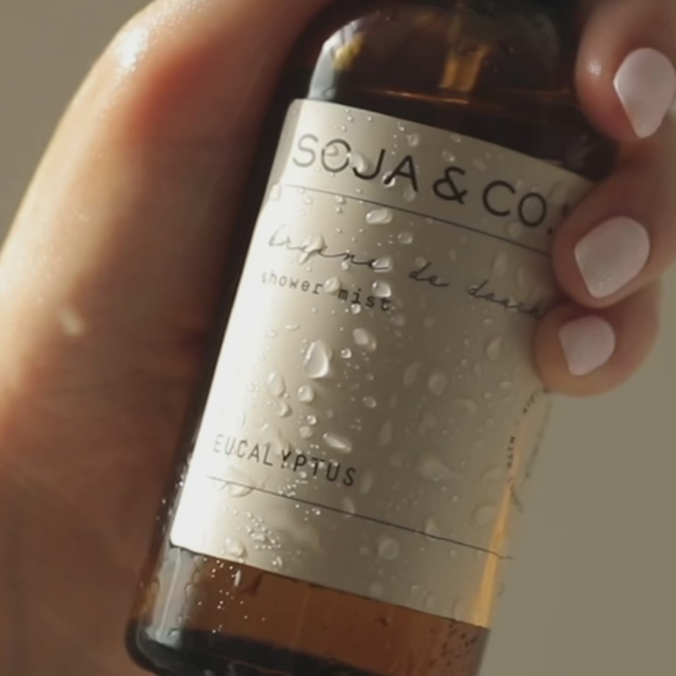 Shower mist SOJA&CO., au parfum d'eucalyptus pot ambré réutilisable