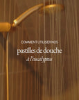Vidéo démonstrative des pastilles de douche à l'eucalyptus SOJA&CO — utilisation simple pour une douche relaxante et parfumée.