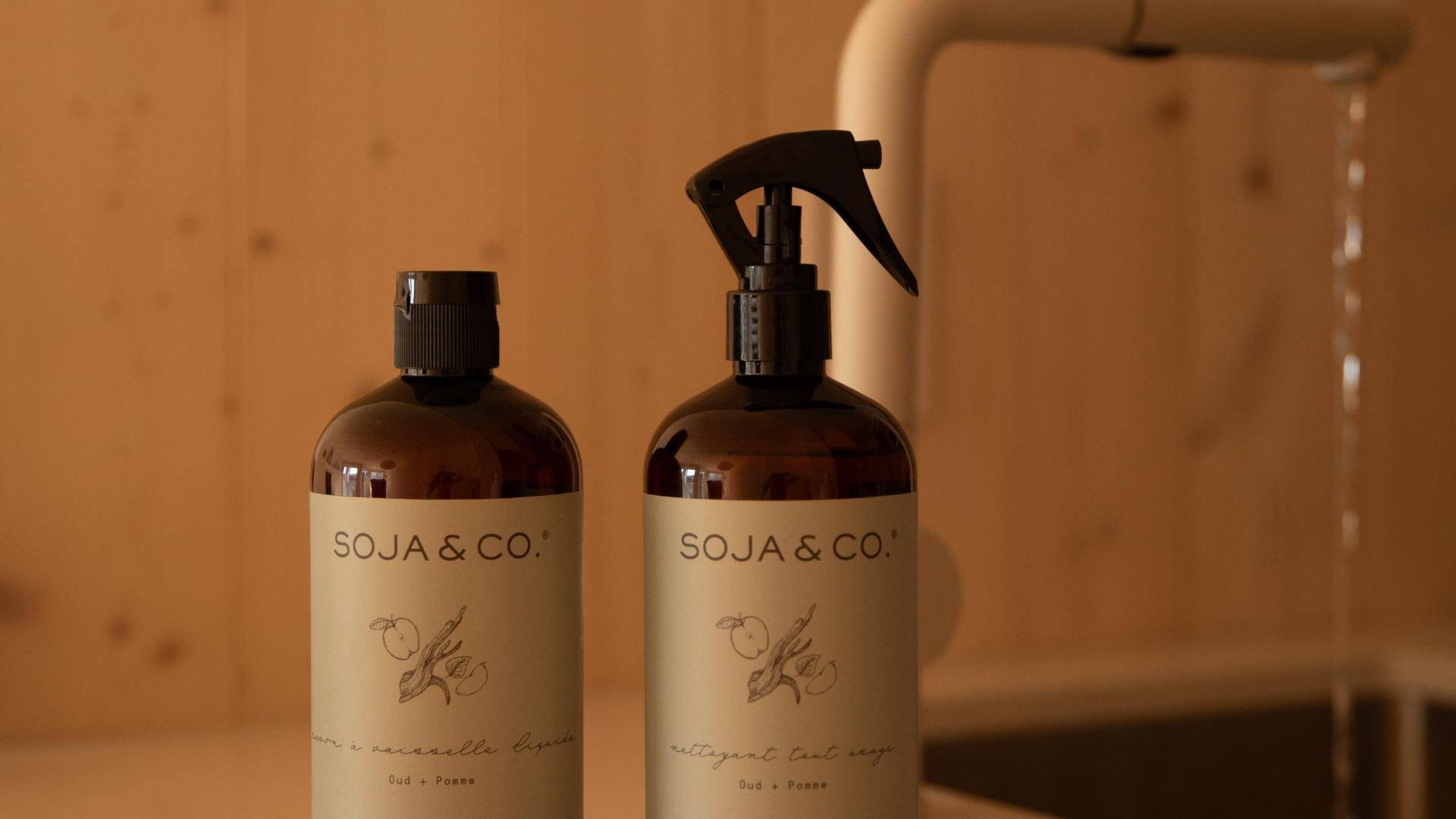 Produits ménagés collection automne SOJA&CO., au parfum oud et pomme