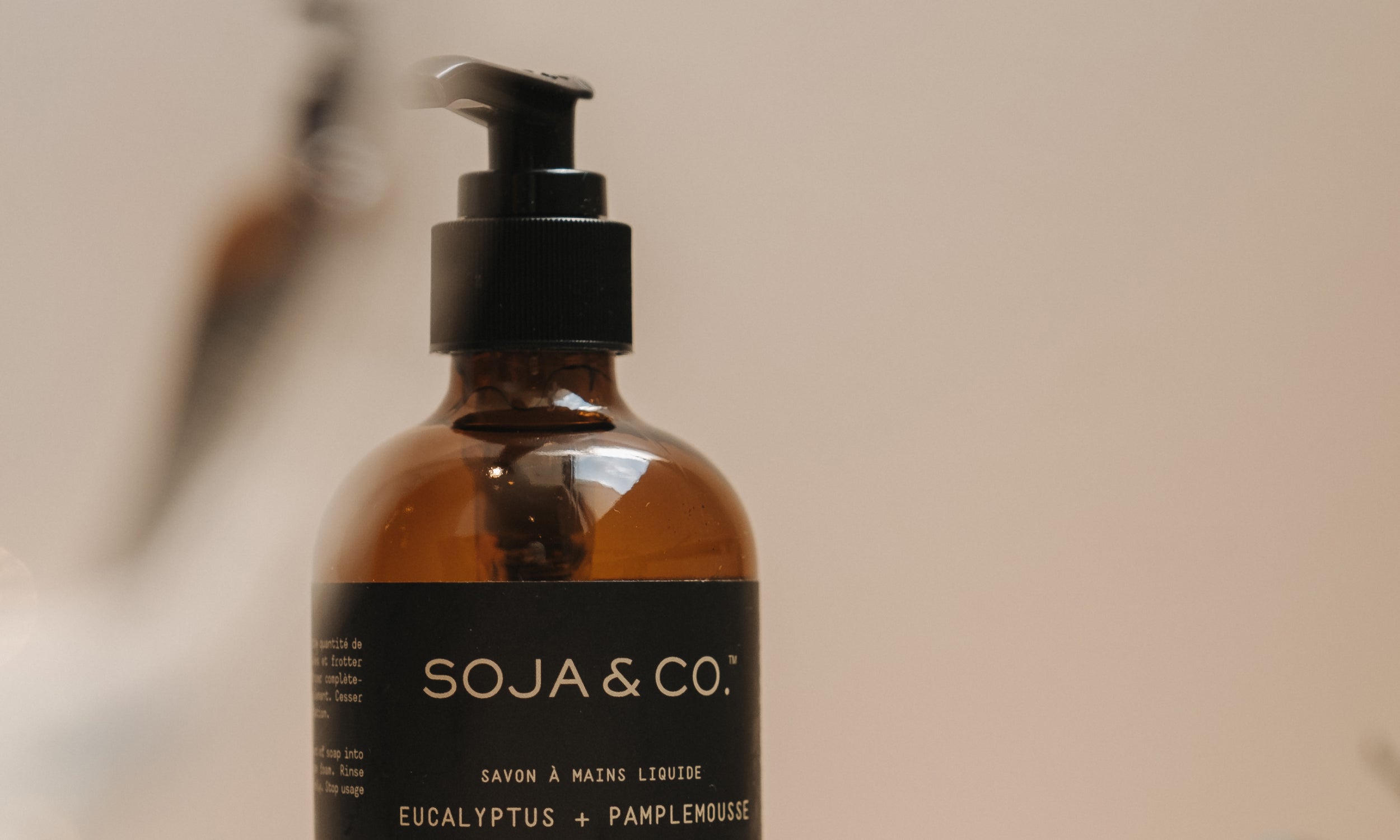 Savon à main SOJA&CO., au parfum eucalyptus et pamplemousse dans un pot en verre ambré
