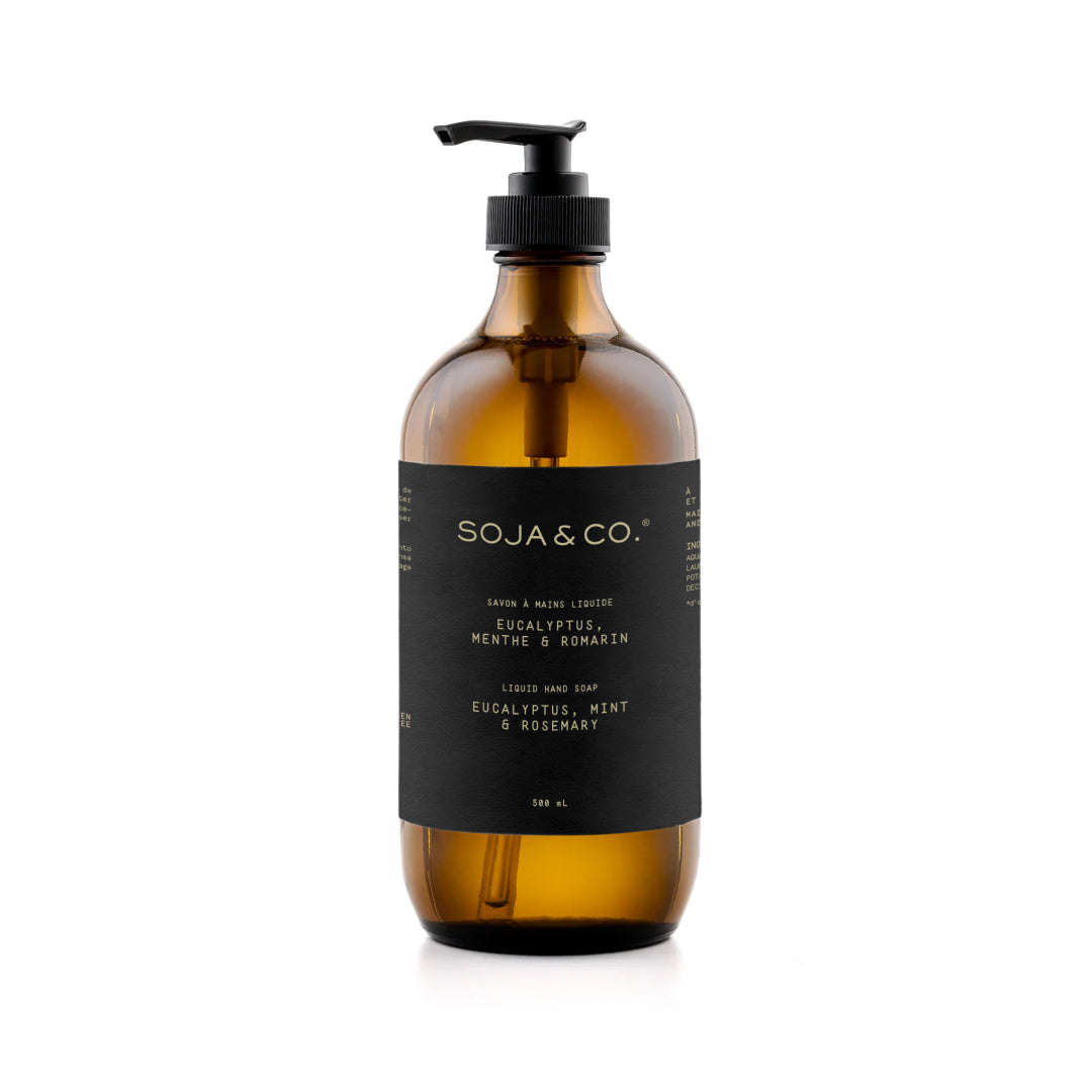 Savon à main SOJA&CO., au parfum eucalyptus, menthe et romarin dans un pot en verre ambré