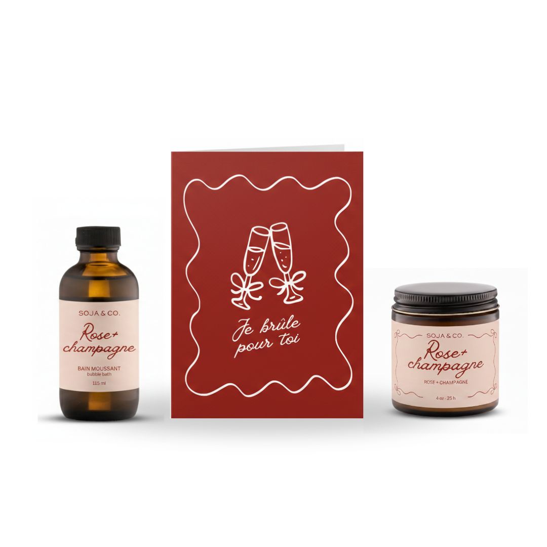 Ensemble de trois produits Rose et Champagne avec une bougie parfumée, un bain moussant et une carte.