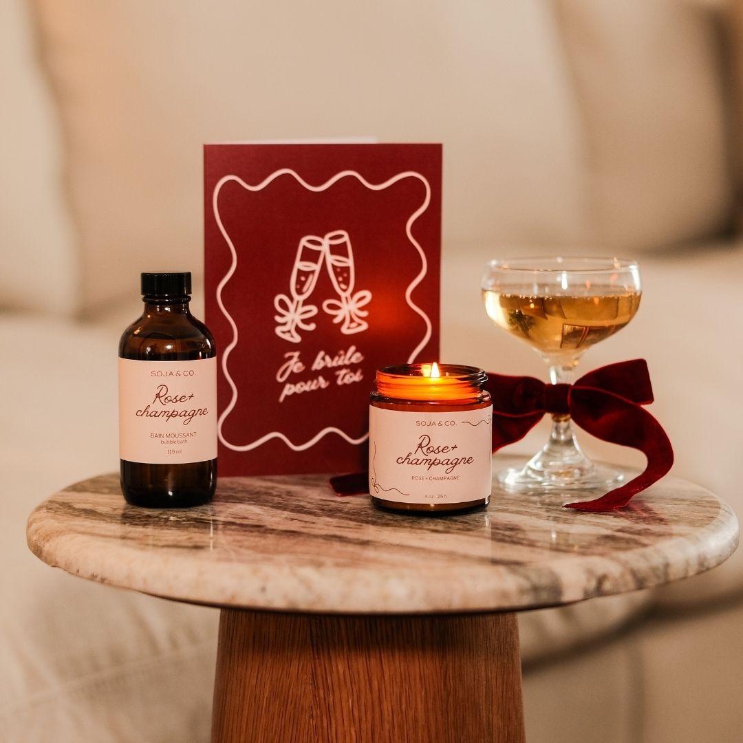 Ensemble de trois produits Rose et Champagne avec une bougie parfumée, un bain moussant et une carte.